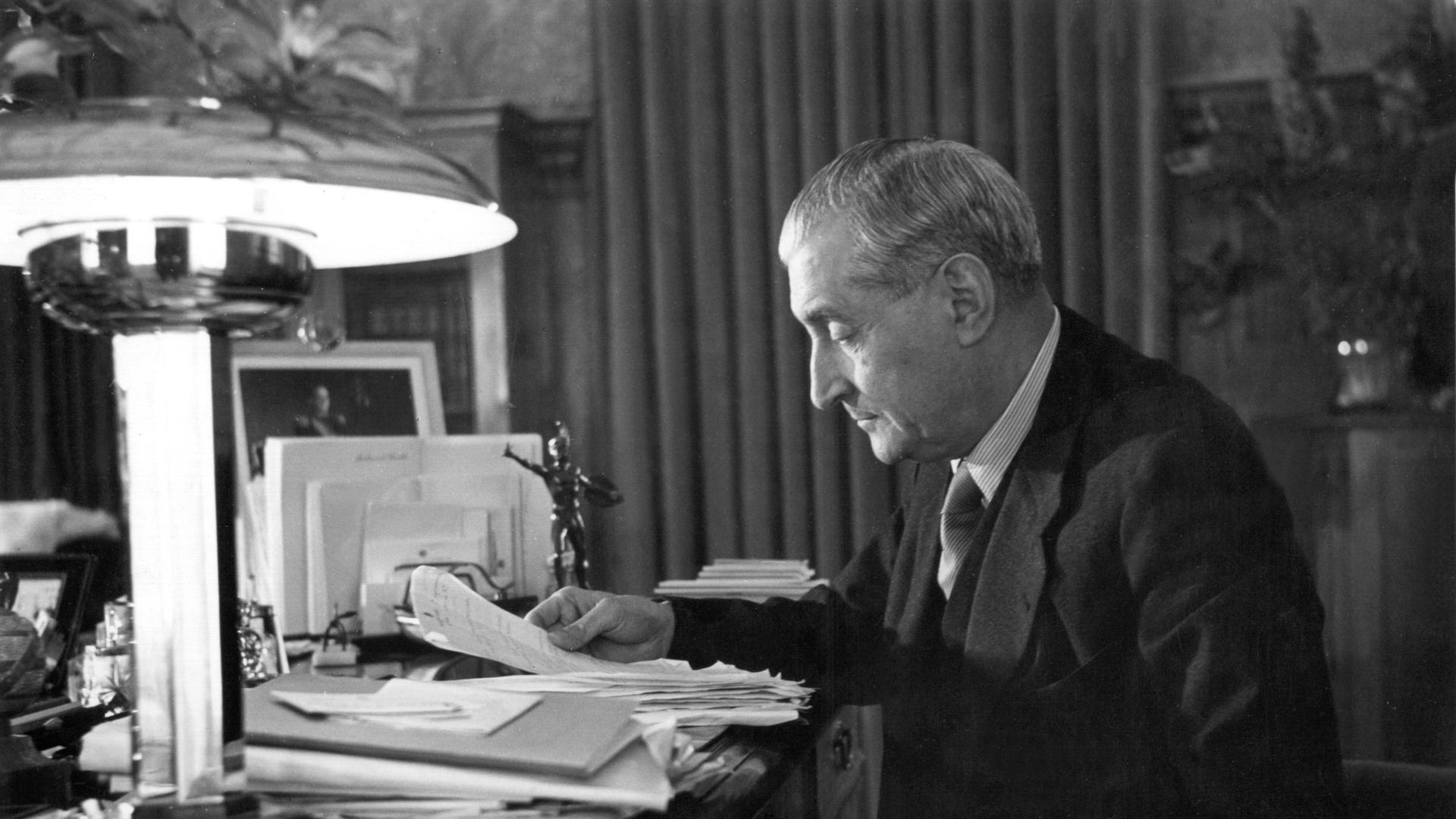 Der portugiesische Politiker Antonio de Oliveira Salazar an seinem Schreibtisch. Von 1932 bis 1968 bekleidete er das Amt des Ministerpräsidenten und baute ein diktatorisches Regierungssystem auf. Salazar wurde am 28.4.1889 in Beira Alta geboren und starb am 27.7.1970 in Lissabon. Undatierte Aufnahme. [dpabilderarchiv]