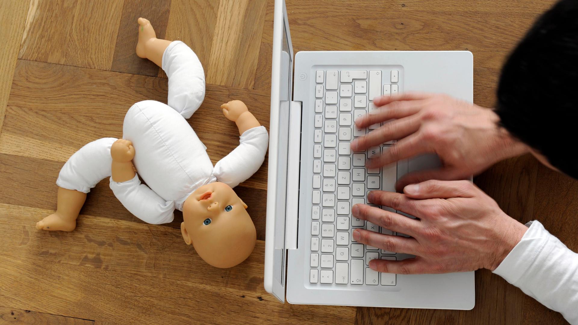 Symbolfoto zum Thema Kindesmissbrauch und Internetpornografie: Die Hände eines Mannes an einer Tastatur, daneben eine zerbrochene Kinderpuppe. Symbolfoto zum Thema Kindesmissbrauch und Internetpornografie: Die Hände eines Mannes an einer Tastatur, daneben eine zerbrochene Kinderpuppe.
