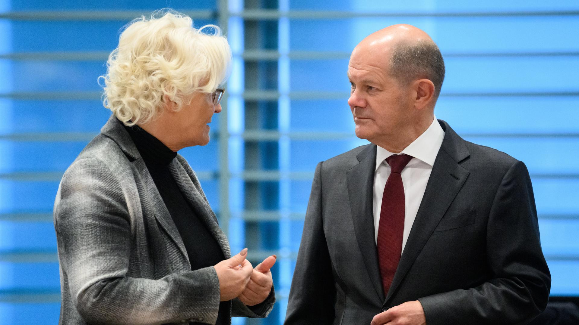 Bundesverteidigungsministerin Christine Lambrecht und Bundeskanzler Olaf Scholz (beide SPD) Bundesverteidigungsministerin Christine Lambrecht und Bundeskanzler Olaf Scholz (beide SPD)