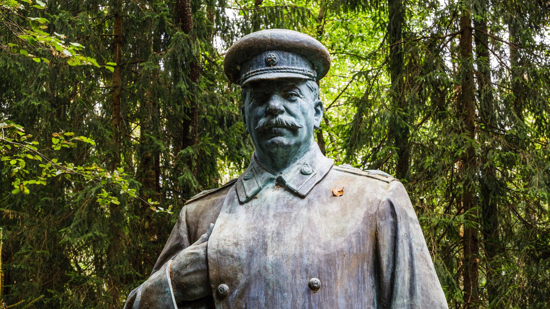 Stalin-Denkmal in einem litauischen Park, in dem Skulpturen aus der sowjetischen Besatzungszeit ausgestellt werden. Auf Tafeln werden die abgebildeten Personen vorgestellt und ihre Taten benannt. Stalin-Denkmal in einem litauischen Park, in dem Skulpturen aus der sowjetischen Besatzungszeit ausgestellt werden. Auf Tafeln werden die abgebildeten Personen vorgestellt und ihre Taten benannt.