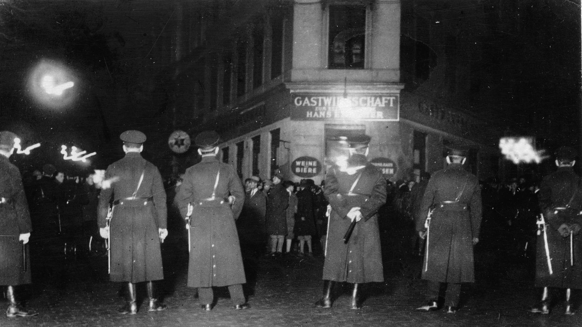 Menschen vor einer Gatsstätte: Demonstartionen der Nationalsozialisten Menschen vor einer Gatsstätte: Demonstartionen der Nationalsozialisten