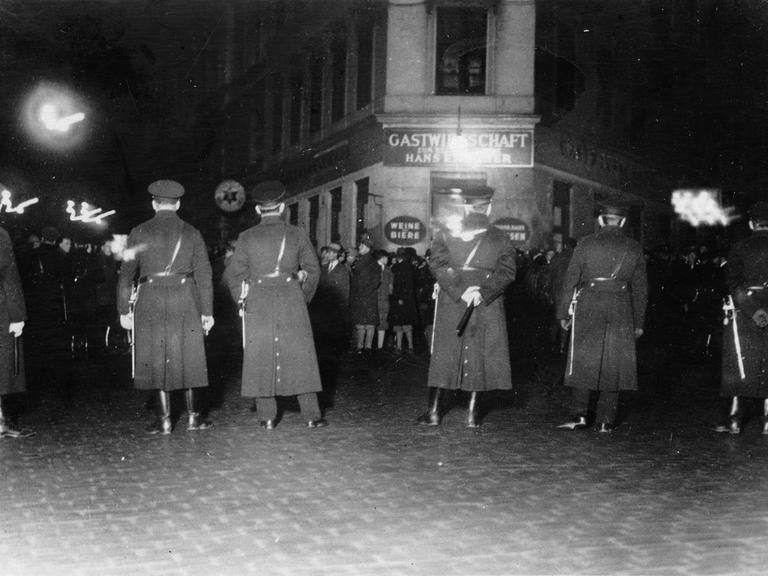 Menschen vor einer Gatsstätte: Demonstartionen der Nationalsozialisten