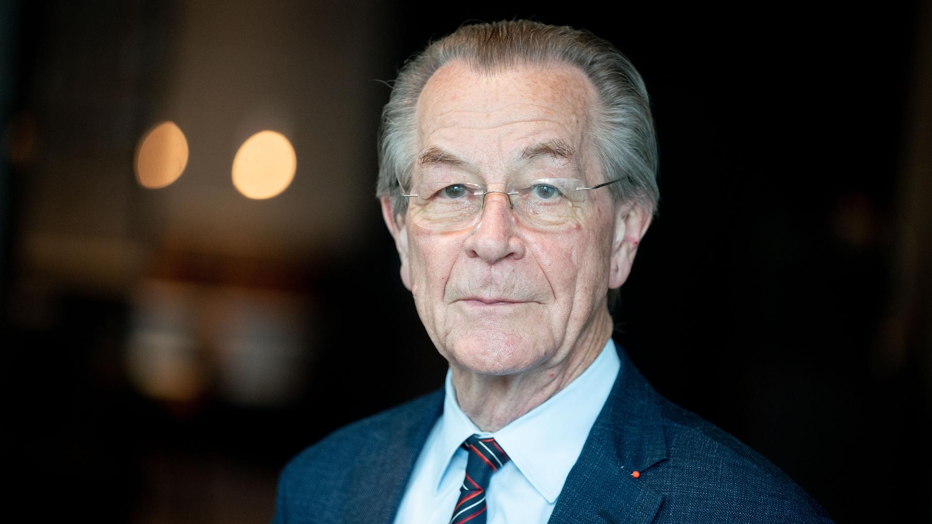 Franz Müntefering (SPD), ehemaliger Vizekanzler, blickt in die Kamera.