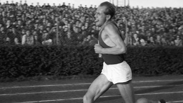 Der tschechoslowakische Langstreckenläufer Emil Zatopek während eines Laufs über fünf Kilometer 1948 in Prag