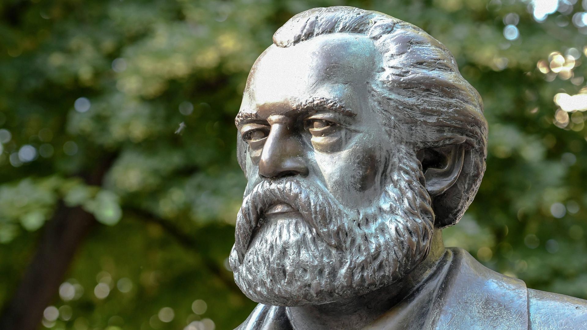 Karl-Marx-Büste in der Karl-Marx-Allee in Berlin
