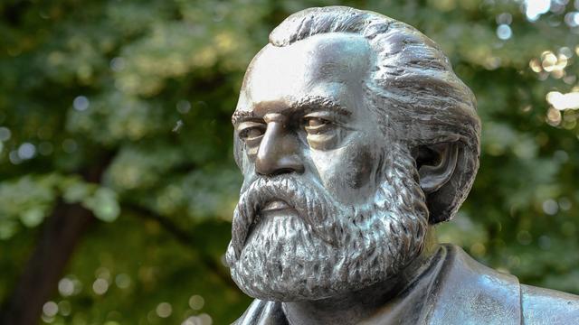 Karl Marx Büste Bronze Denkmal Karl Marx Allee in Berlin Schoepfer des Denkmals es zeigt Marx