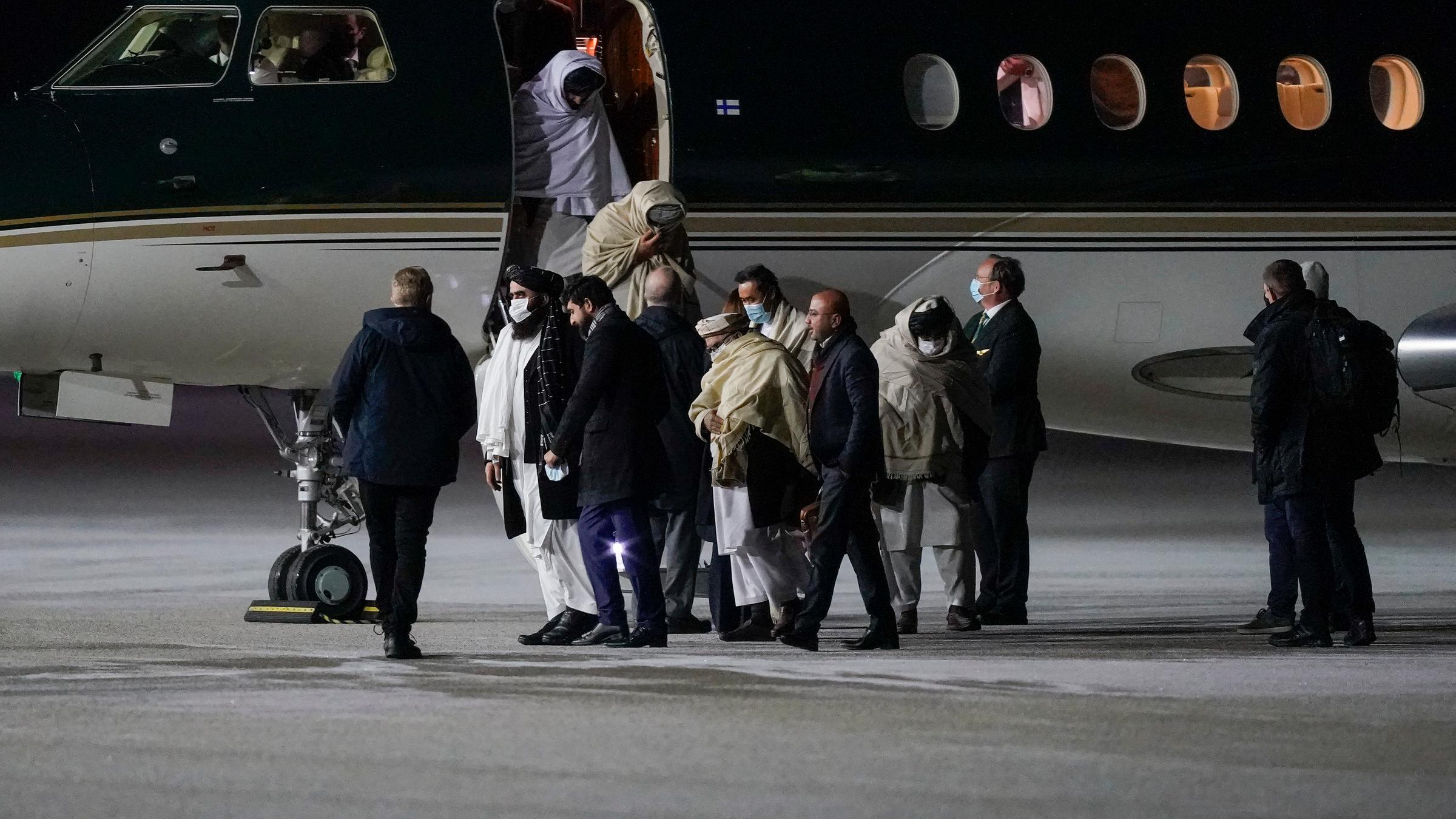 Vertreter der Taliban verlassen nach der Landung am Flughafen Oslo ein ...</p>

                        <a href=