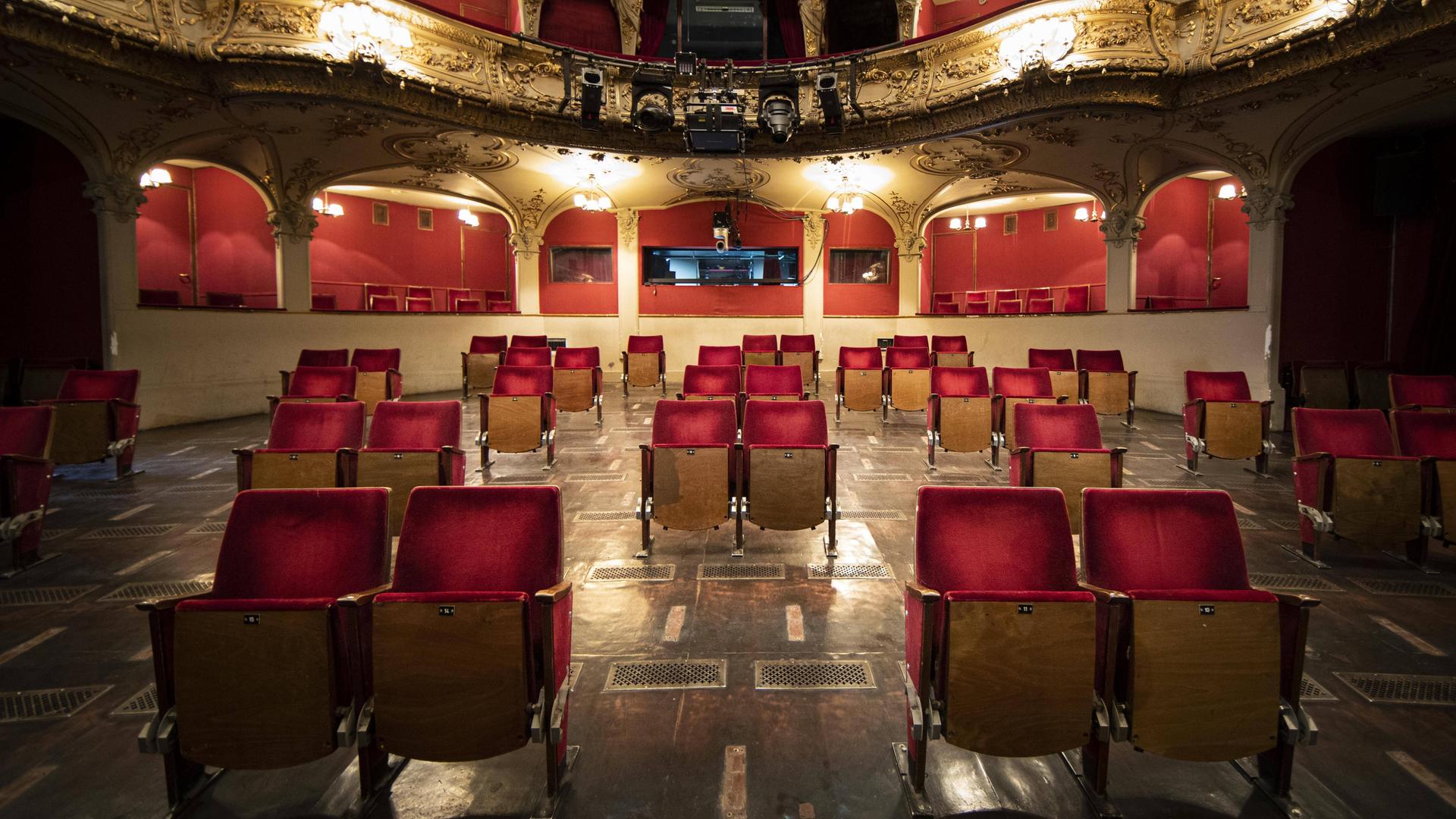Bilder des Jahres 2020: Umgebaute Sitzreihen zur Einhaltung der Abstandsregeln im Berliner Ensemble, aufgenommen in Berlin am 28.05.2020. Bilder des Jahres 2020: Umgebaute Sitzreihen zur Einhaltung der Abstandsregeln im Berliner Ensemble, aufgenommen in Berlin am 28.05.2020.