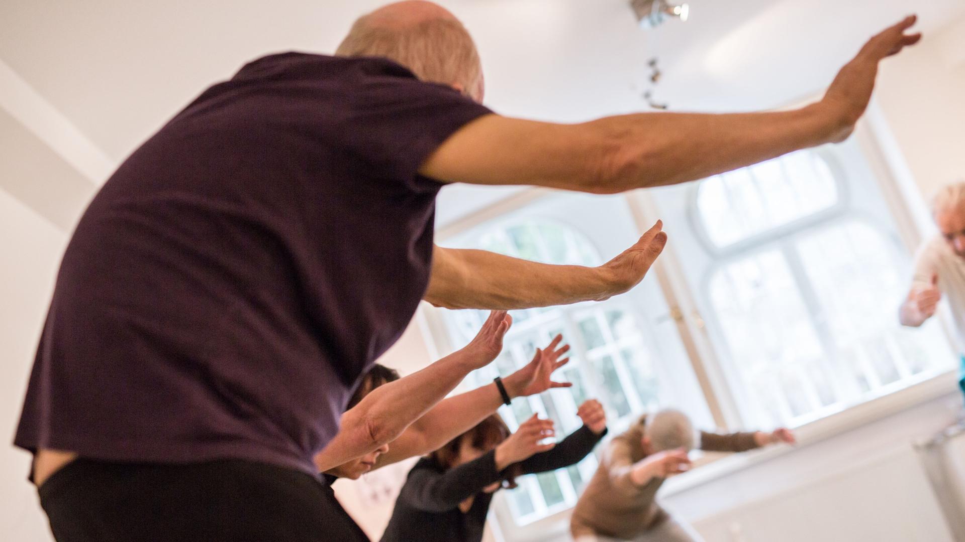 Mitglieder des Selbsthilfe-Vereins fuer Parkinsonkranke, evanda, trainieren in Frankfurt am Main bei einer Gymnastikstunde ihre Beweglichkeit mithilfe von Stretch-Uebungen. Mitglieder des Selbsthilfe-Vereins fuer Parkinsonkranke, evanda, trainieren in Frankfurt am Main bei einer Gymnastikstunde ihre Beweglichkeit mithilfe von Stretch-Uebungen.