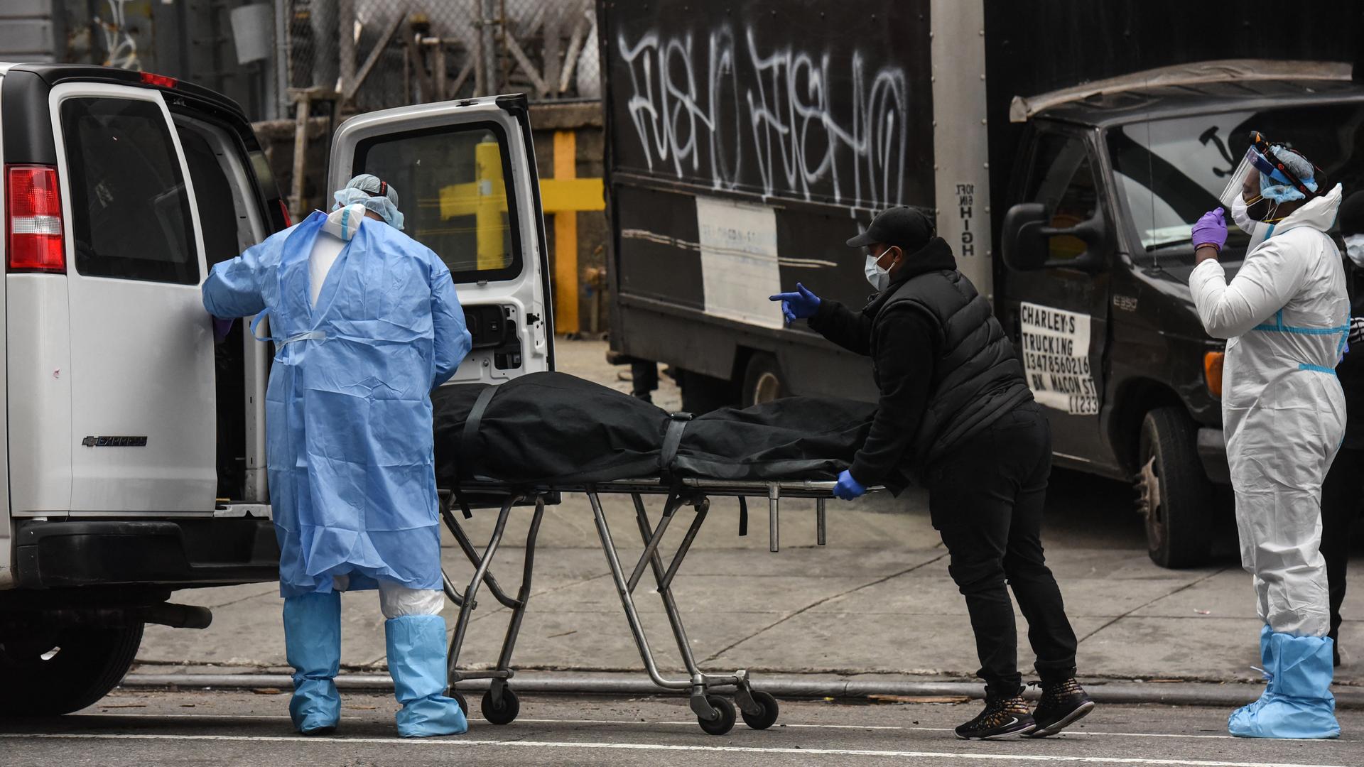 Ein Bestatter hilft, im New Yorker Brooklyn Hospital Center den Leichnam eines verstorbenen Patienten in einen Wagen zu bringen. New York war von der Corona-Pandemie besonders betroffen Ein Bestatter hilft, im New Yorker Brooklyn Hospital Center den Leichnam eines verstorbenen Patienten in einen Wagen zu bringen. New York war von der Corona-Pandemie besonders betroffen