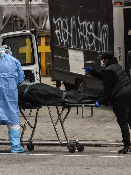 Ein Bestatter hilft, im New Yorker Brooklyn Hospital Center den Leichnam eines verstorbenen Patienten in einen Wagen zu bringen. New York war von der Corona-Pandemie besonders betroffen