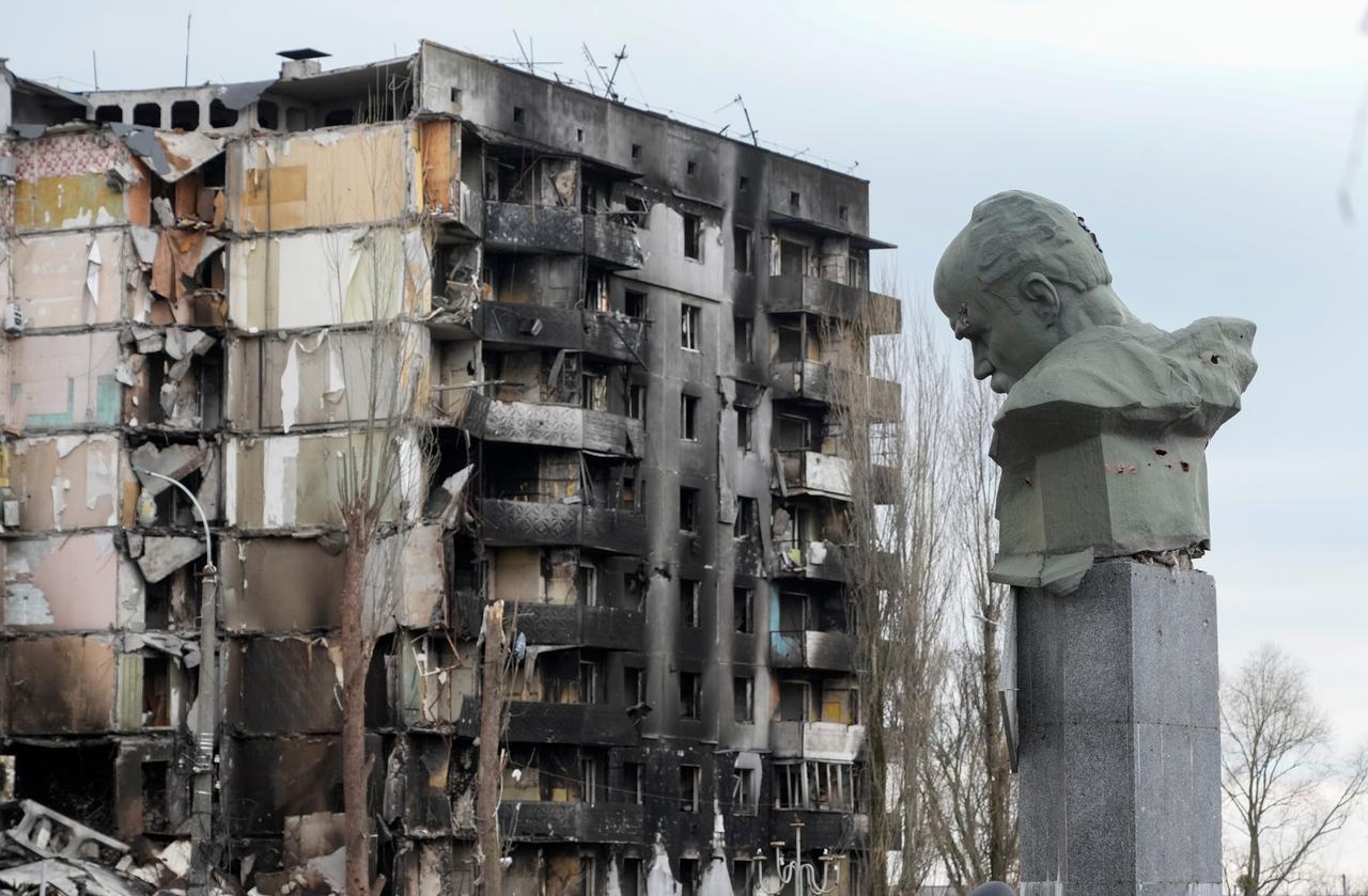 Das Taras-Schewtschenko-Denkmal, errichtet zu Ehren des ukrainischen Nationaldichters Taras Schewtschenko, steht beschädigt vor einem durch russischen Beschuss zerstörten Wohnhaus. Das Taras-Schewtschenko-Denkmal, errichtet zu Ehren des ukrainischen Nationaldichters Taras Schewtschenko, steht beschädigt vor einem durch russischen Beschuss zerstörten Wohnhaus.