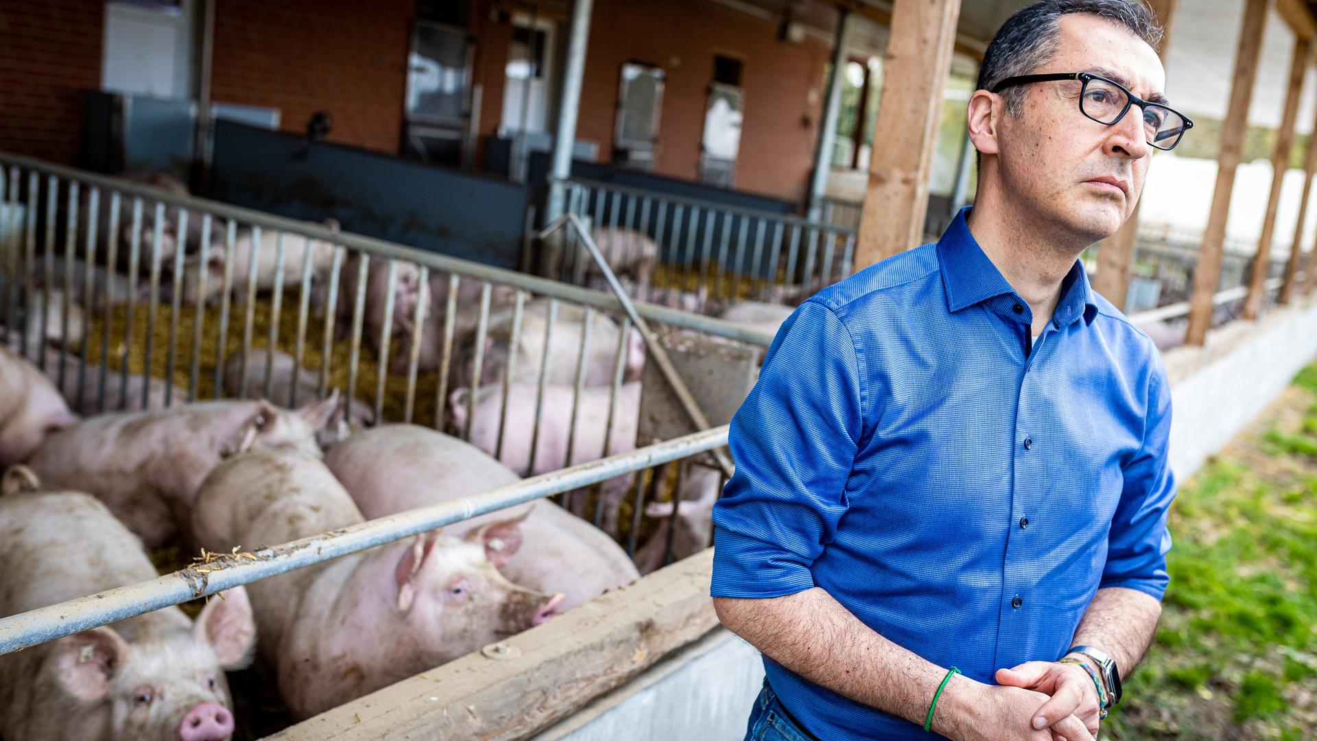 Cem Özdemir (Bündnis 90/Die Grünen), Bundesminister für Ernährung und Landwirtschaft, bei seinem Besuch eines Schweinehaltungsbetriebes im Landkreis Celle Cem Özdemir (Bündnis 90/Die Grünen), Bundesminister für Ernährung und Landwirtschaft, bei seinem Besuch eines Schweinehaltungsbetriebes im Landkreis Celle