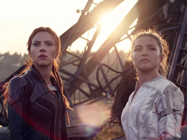 Scarlett Johansson (li.) und Florence Pugh im Marvel-Film Black Widow vor zerborstener Kulisse.