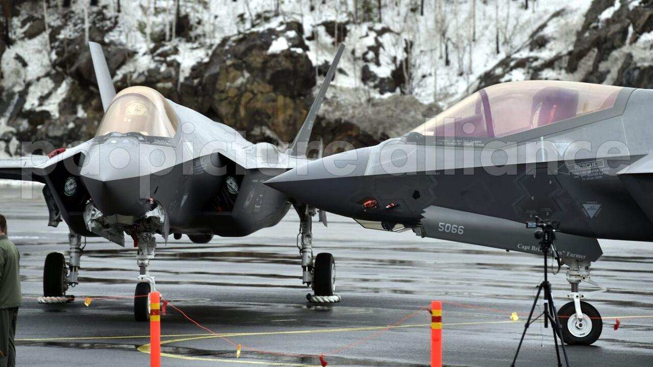 Die Bundeswehr soll dieses neue Flugzeug bekommen. Hier sieht man den Kampf-Jet auf einem Flughafen in dem Land Finnland. Die Bundeswehr soll dieses neue Flugzeug bekommen. Hier sieht man den Kampf-Jet auf einem Flughafen in dem Land Finnland.