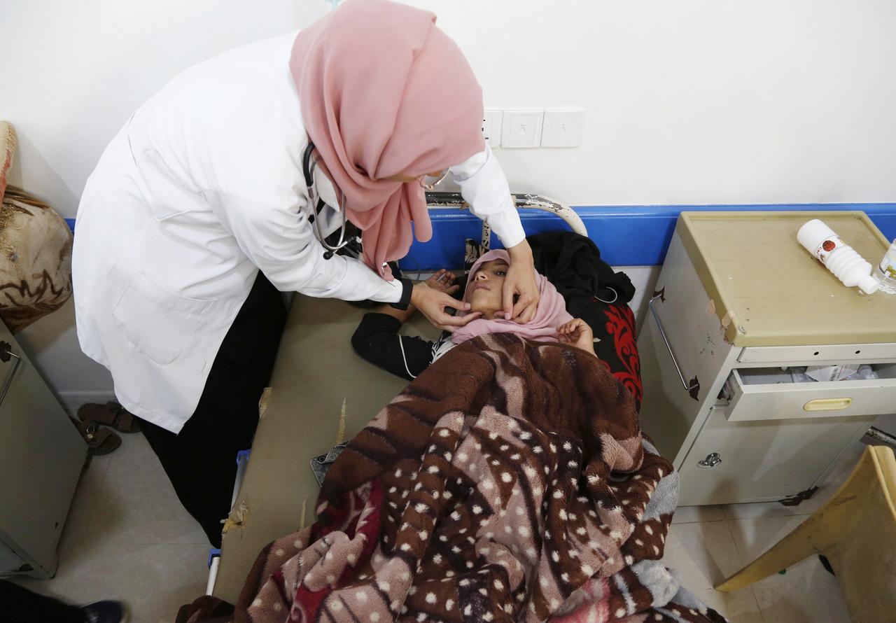 Große Teile der Bevölkerung im Jemen leien unter indirekten Kriegsursachen wie Hunger und Krankheiten. Ein Mädchen wird in einem Krankenhaus in Sanaa behandelt. Große Teile der Bevölkerung im Jemen leien unter indirekten Kriegsursachen wie Hunger und Krankheiten. Ein Mädchen wird in einem Krankenhaus in Sanaa behandelt.