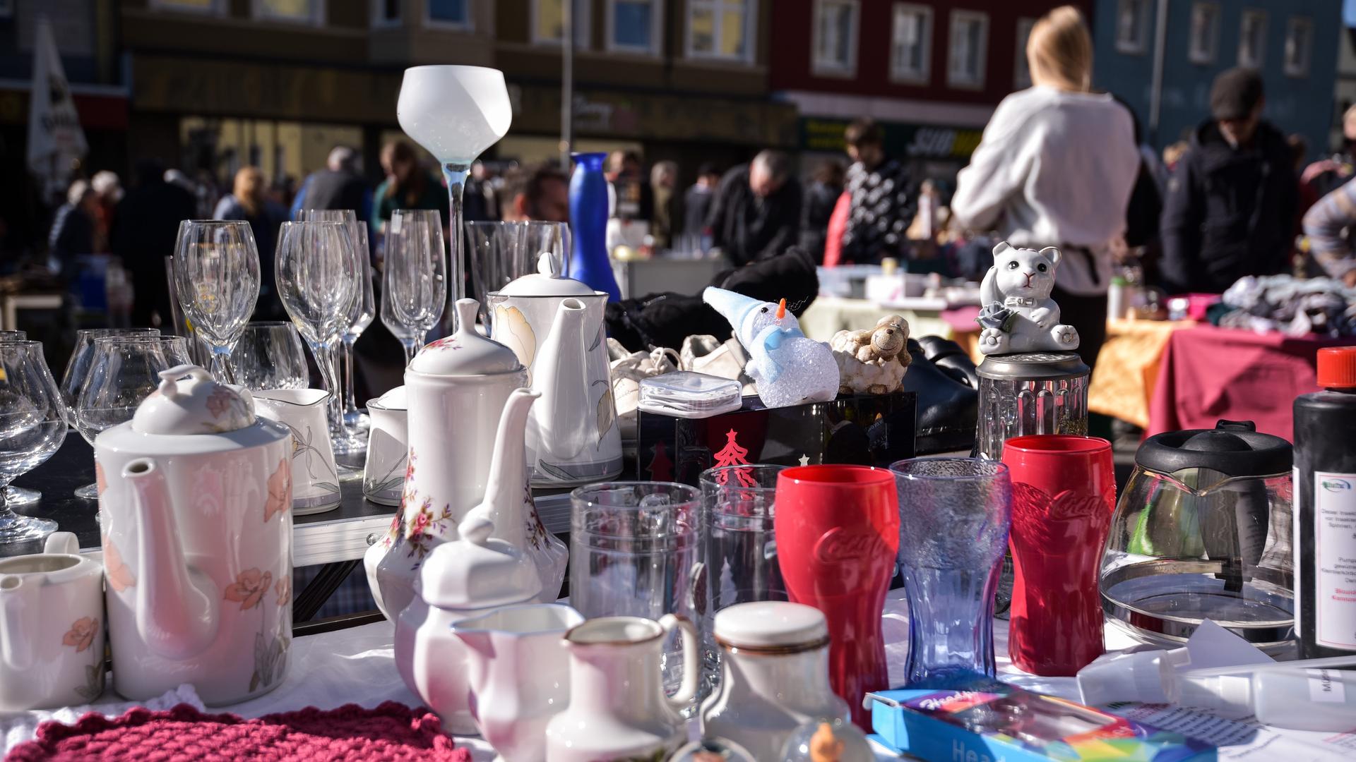 Porzellan und Gläser an einem Stand auf dem Flohmarkt Porzellan und Gläser an einem Stand auf dem Flohmarkt