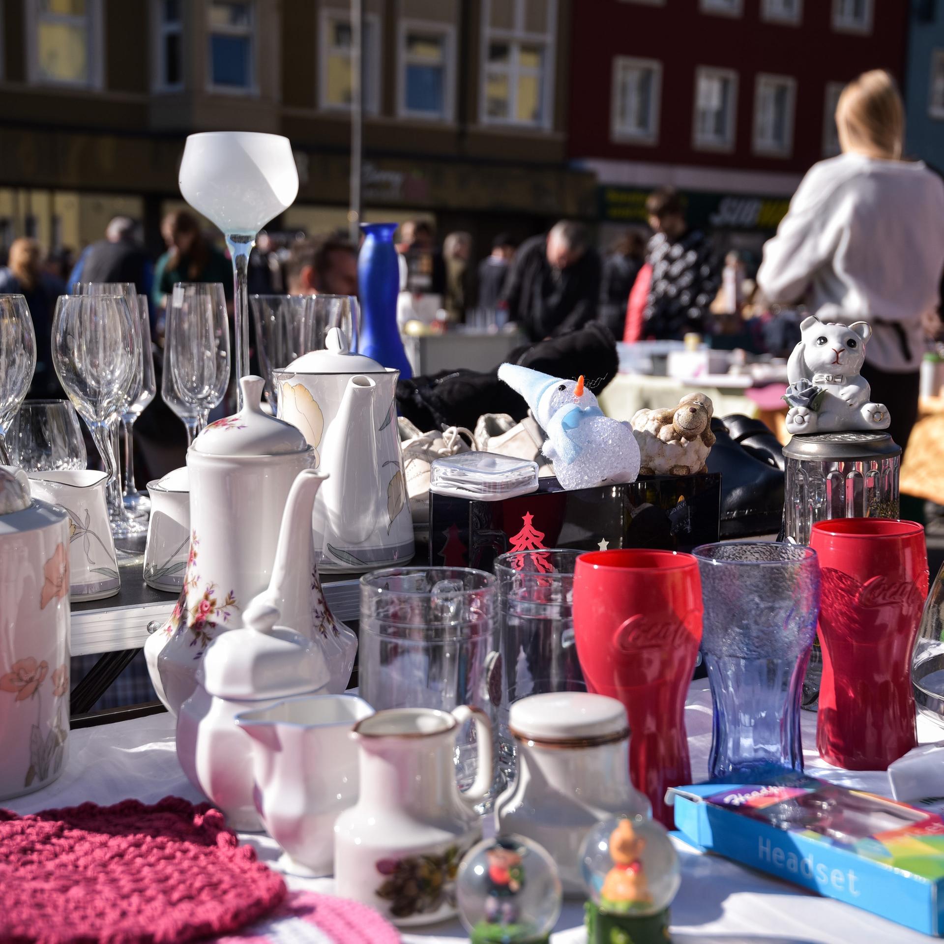 Porzellan und Gläser an einem Stand auf dem Flohmarkt 