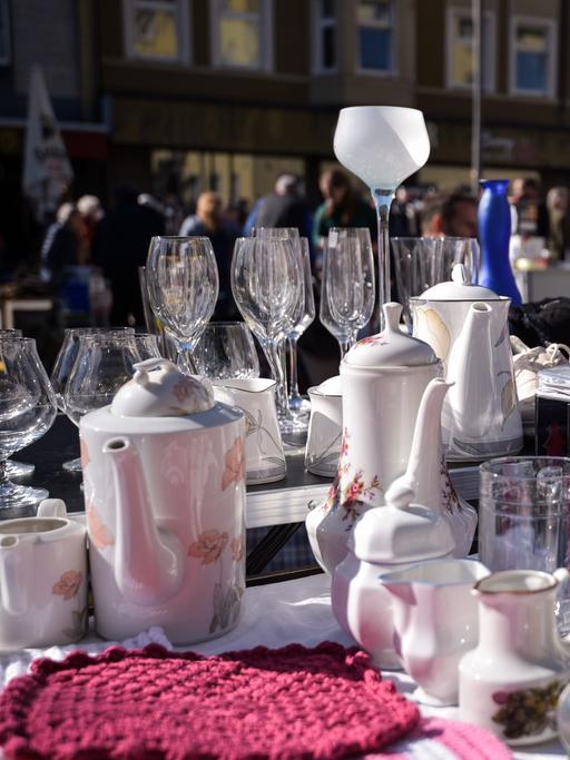 Porzellan und Gläser an einem Stand auf dem Flohmarkt 