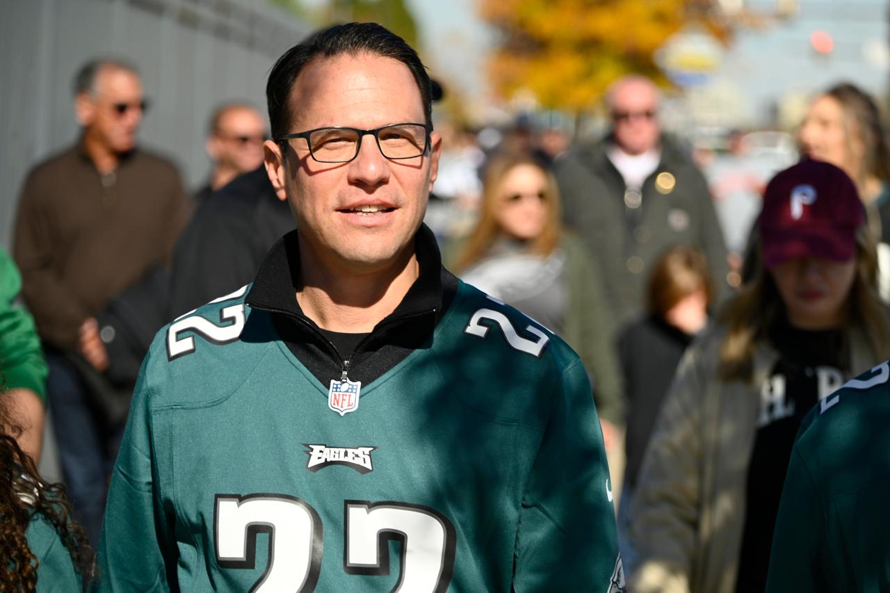 Der Demokrat Josh Shapiro am Rande des Spiels Eagles vs Steelers in Philadelphia, Pennsylvania