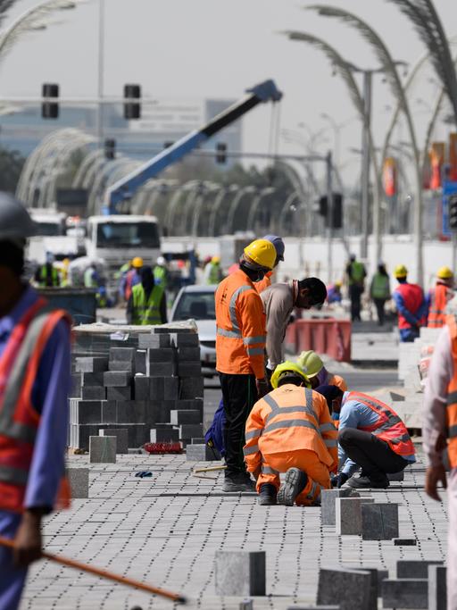 Bauarbeiter erneuern Wege in der Innenstadt von Doha vor Beginn der Fußball-WM