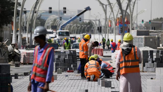 Bauarbeiter erneuern Wege in der Innenstadt von Doha vor Beginn der Fußball-WM