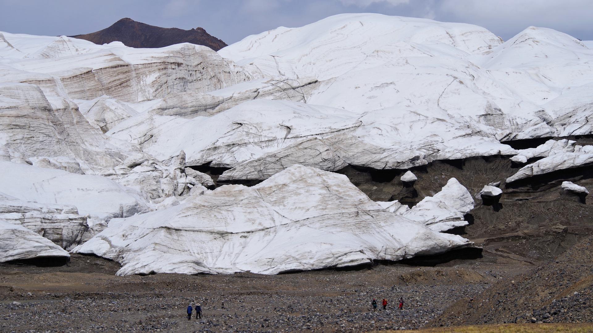 Wissenschaftler am Fuße des Purog Kangri Gletschers im Qiangtang Naturreservat in Tibet.