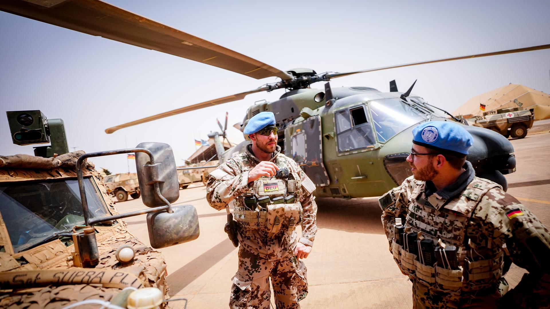 Bundeswehrsoldaten stehen an einem NH90-Hubschrauber im Camp Castor in Mali.