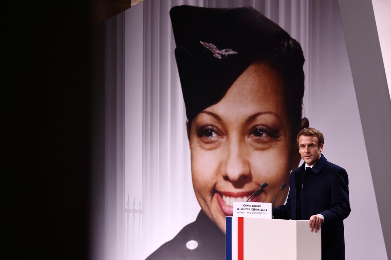 Staatspräsident Macron am Rednerpult bei der Ehrung von Josephine Baker im Pantheon