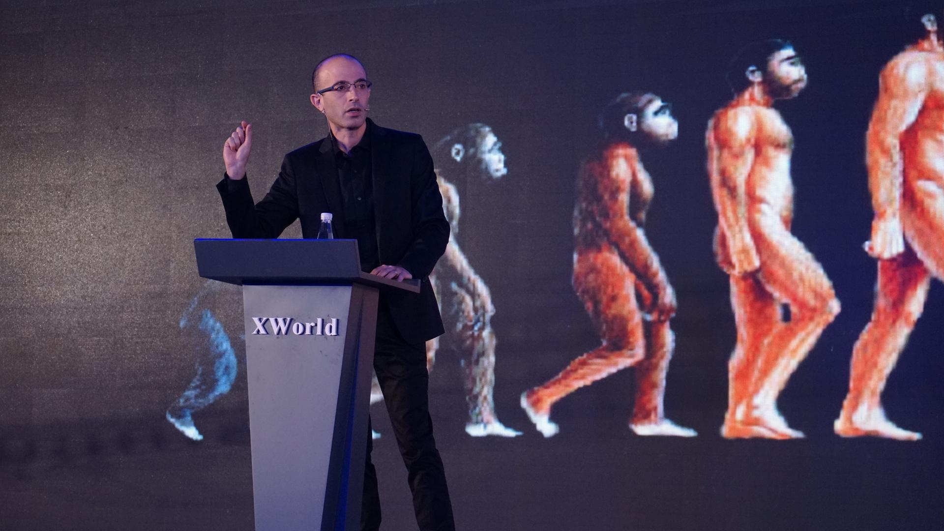 Der israelische Historiker und Schriftsteller Yuval Noah Harari hält während der X World Future Evolution am 6. Juli 2017 in Peking, China, einen Vortrag über künstliche Intelligenz Der israelische Historiker und Schriftsteller Yuval Noah Harari hält während der X World Future Evolution am 6. Juli 2017 in Peking, China, einen Vortrag über künstliche Intelligenz