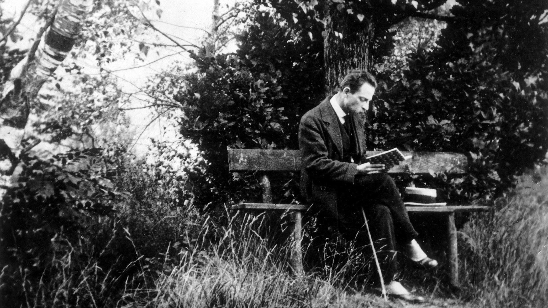 Der Schriftsteller Rainer Maria Rilke lesend auf einer Parkbank in Rippoldsau im Schwarzwald, ca. 1913. Der Schriftsteller Rainer Maria Rilke lesend auf einer Parkbank in Rippoldsau im Schwarzwald, ca. 1913.