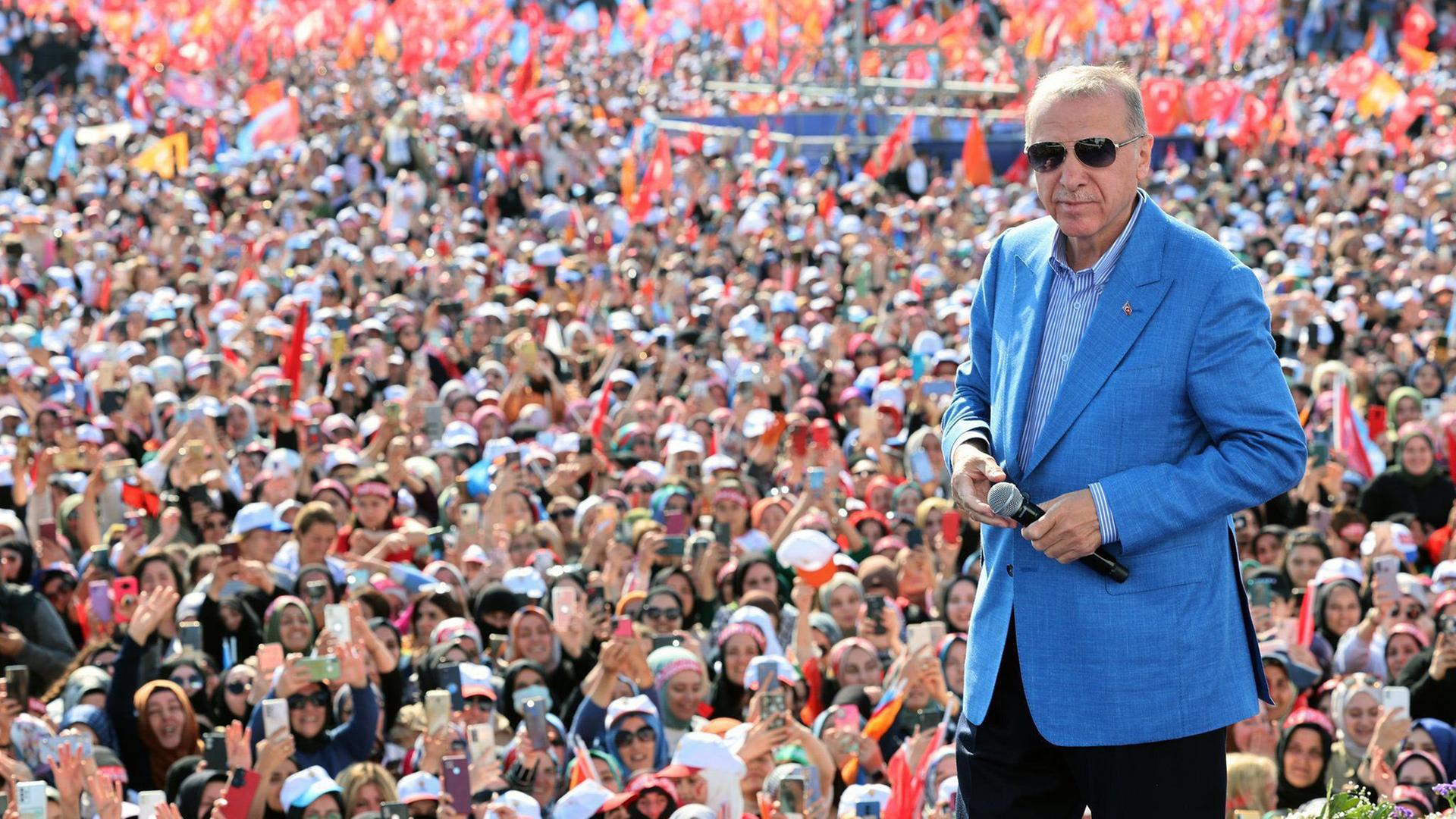 Der amtierende Präsident der Türkei, Recep Tayyip Erdoğan, im Wahlkampf: Er steht auf einer Bühne, im Hintergrund sind seine Anhänger zu sehen. Der amtierende Präsident der Türkei, Recep Tayyip Erdoğan, im Wahlkampf: Er steht auf einer Bühne, im Hintergrund sind seine Anhänger zu sehen.