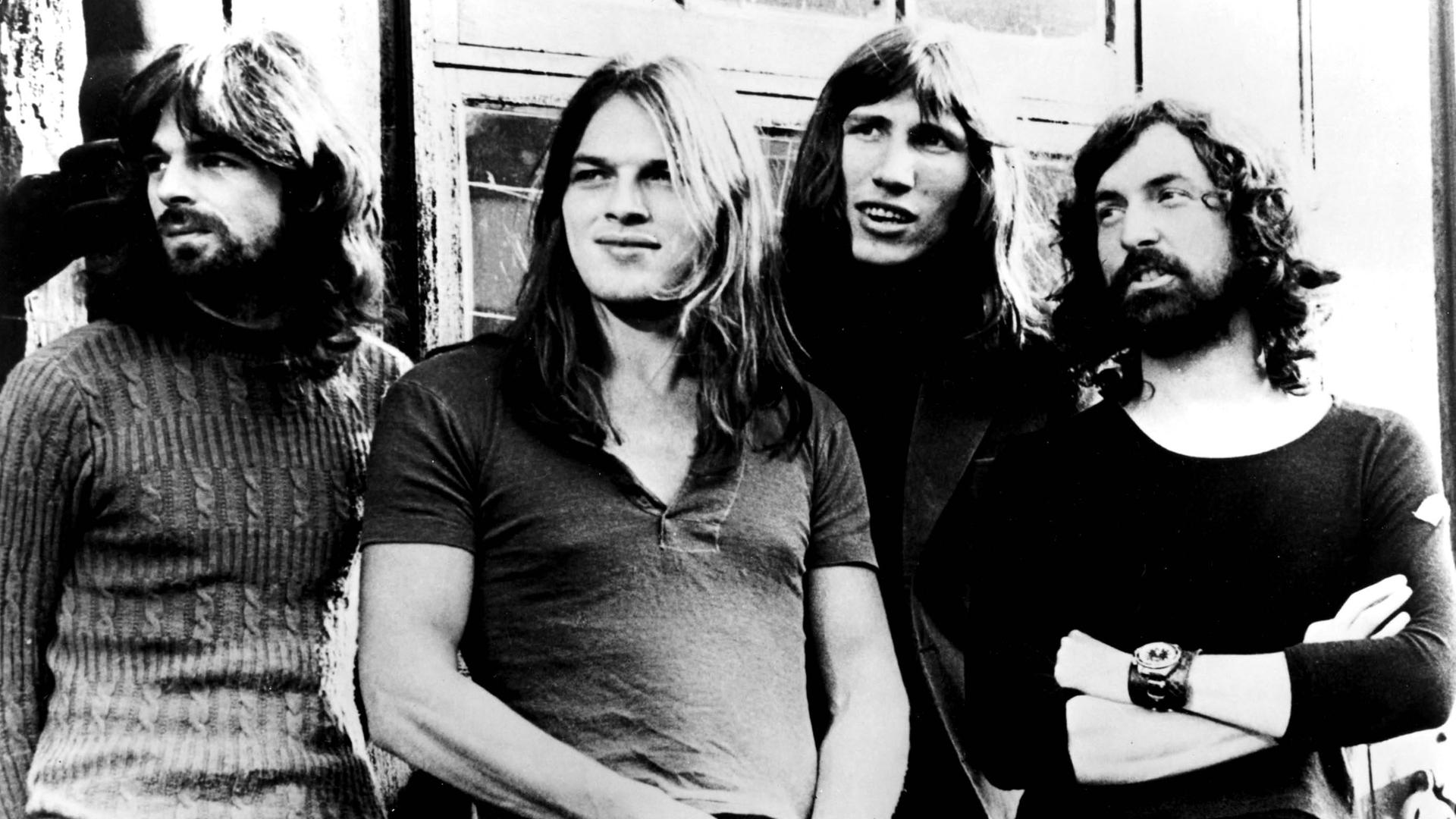 Schwarzweißaufnahme von Pink Floyd in lässiger Pose