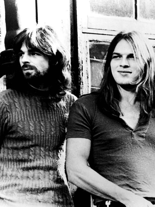 Schwarzweißaufnahme von Pink Floyd in lässiger Pose
