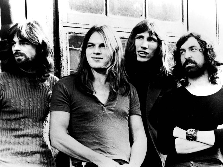 Schwarzweißaufnahme von Pink Floyd in lässiger Pose
