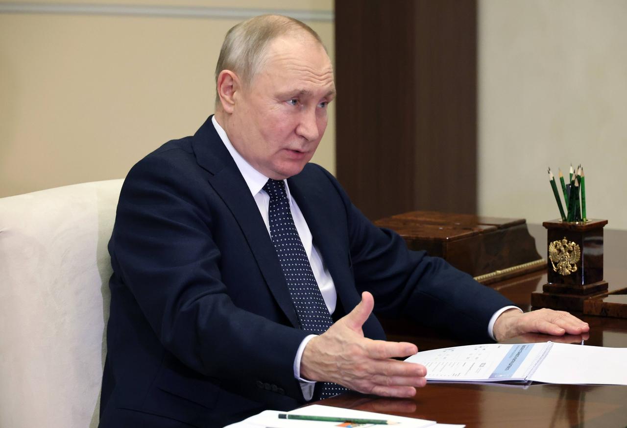 Der russische Präsident Wladimir Putin sitzt an einem Tisch und gestikuliert. Der russische Präsident Wladimir Putin sitzt an einem Tisch und gestikuliert.