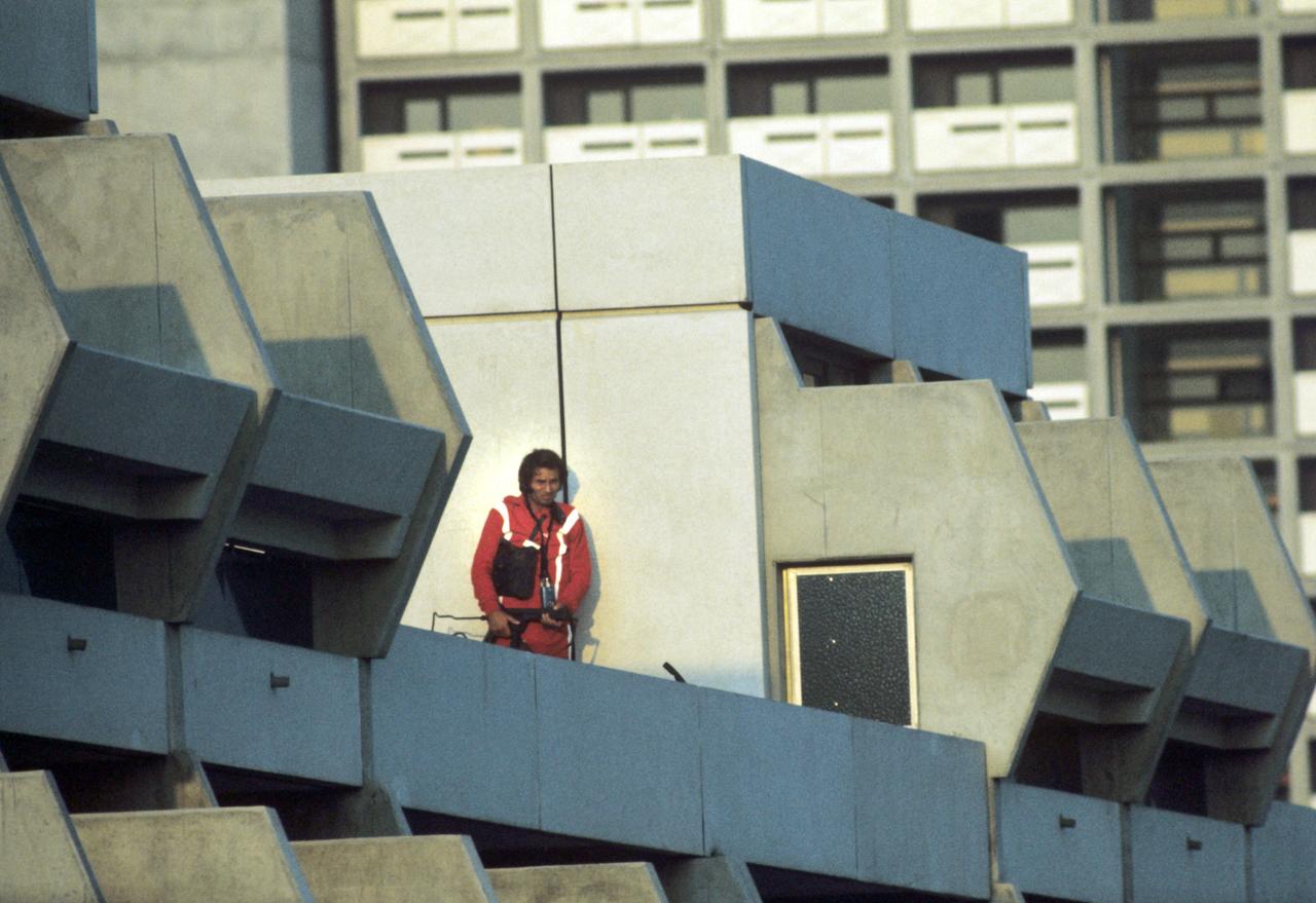 Am 5. September 1972 entführen während den Olympischen Spielen in München palästinensische Terroristen israelische Sportler. Bei der gescheiterten Rettungsaktion kamen 17 Menschen ums Leben. Ein Scharfschütze geht auf dem Dach im Olympischen Dorf in Stellung. Am 5. September 1972 entführen während den Olympischen Spielen in München palästinensische Terroristen israelische Sportler. Bei der gescheiterten Rettungsaktion kamen 17 Menschen ums Leben. Ein Scharfschütze geht auf dem Dach im Olympischen Dorf in Stellung.