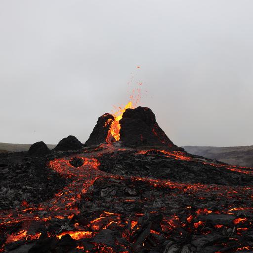 Braunschwarzer Geröllberg spuckt Lava: Der Fagradalsfjall auf Island bei einem Ausbruch 2021