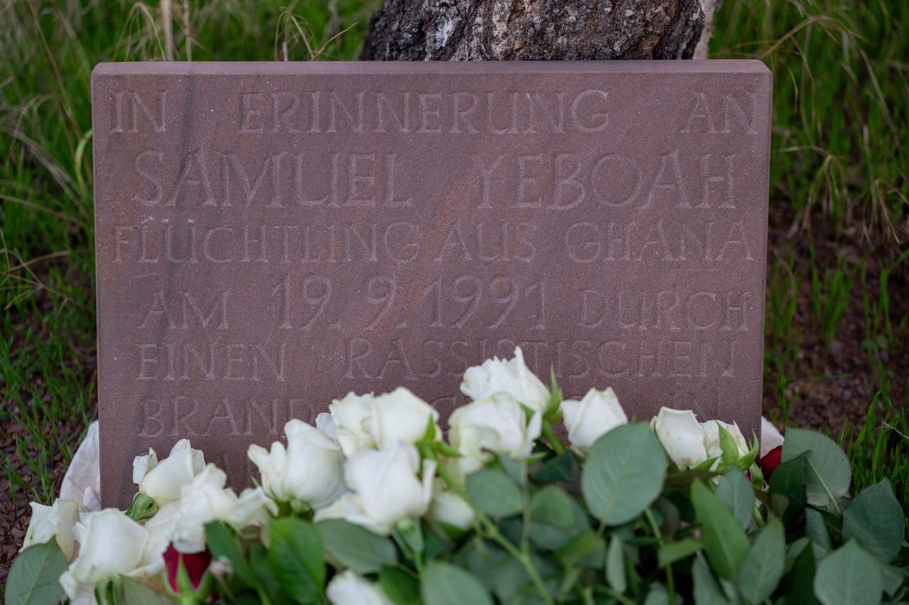 Gedenkstein für den 1991 bei einem Brandanschlag getöteten ghanaischen Asylbewerber Samuel Yeboah Gedenkstein für den 1991 bei einem Brandanschlag getöteten ghanaischen Asylbewerber Samuel Yeboah