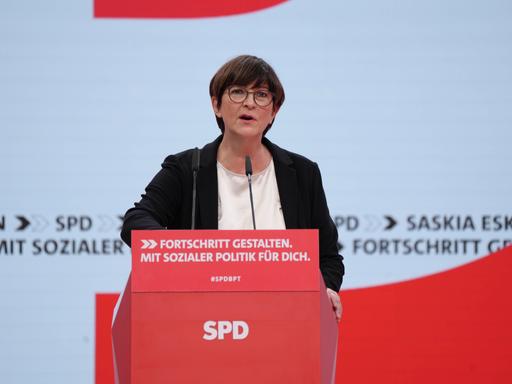 Die SPD-Parteivorsitzende Saskia Esken bei ihrer Rede auf dem Bundesparteitag in Berlin.
