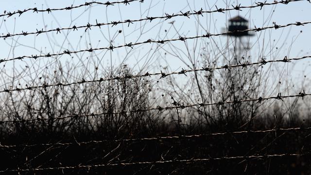 Ein Wachturm hinter Stacheldraht an der Grenze zwischen dem EU-Land Bulgarien und der Türkei