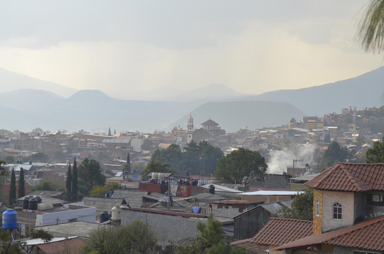 Panoramablick mit Häusern und Straßen auf die Stadt Cherán. Panoramablick mit Häusern und Straßen auf die Stadt Cherán.