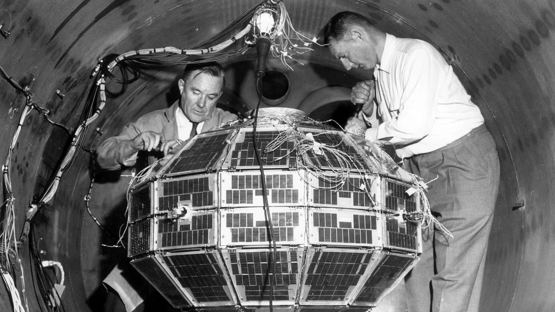 Kanadische Ingenieure arbeiten am Satelliten Alouette-1 Kanadische Ingenieure arbeiten am Satelliten Alouette-1