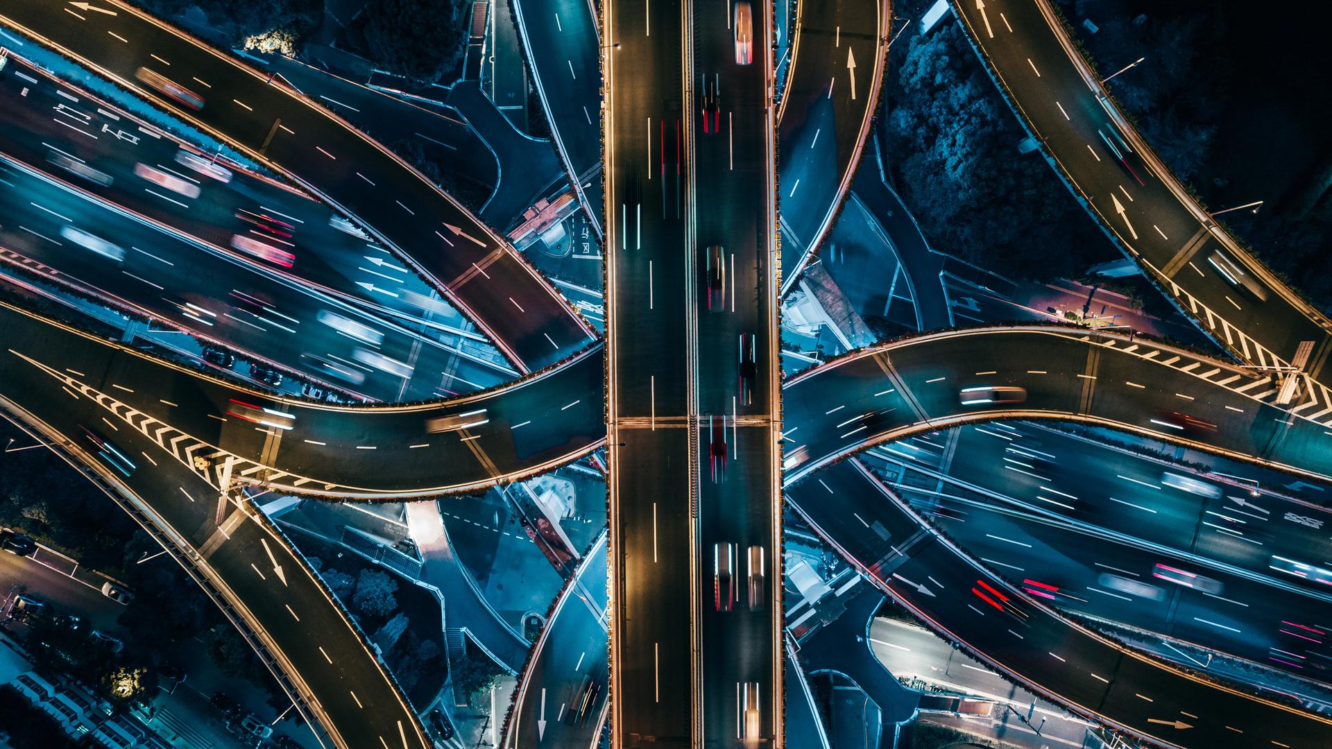 Luftaufnahme sich kreuzender Autobahnstrecken bei Nacht. Luftaufnahme sich kreuzender Autobahnstrecken bei Nacht.