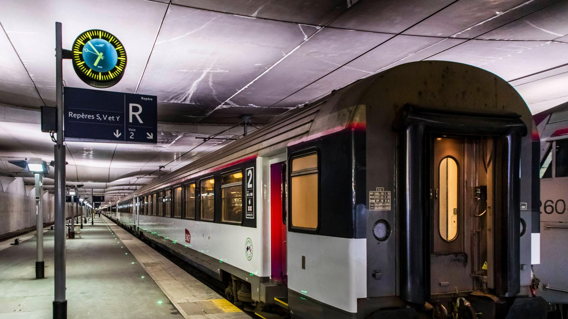 Der Nachtzug der Verbindung Paris-Nizza des SNCF steht im Gare d'Austerlitz von Paris am 20.05.2021. Der Nachtzug der Verbindung Paris-Nizza des SNCF steht im Gare d'Austerlitz von Paris am 20.05.2021.