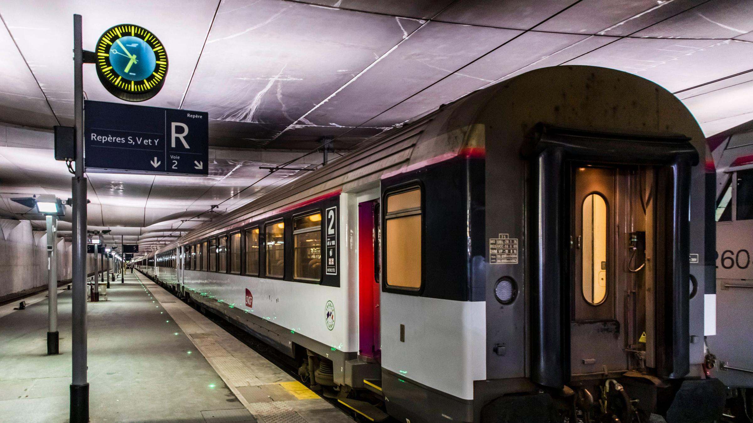Paris, France May 20, 2021 - Inauguration of the night train on the Paris-Nice line. This line had been stopped in 2017 by the SNCF due to lack of profitability. The resumption of this link will broaden the offer of night trains in France, an ecological mode of transport, which participates in the development and the opening up of the territories NEWS, TRAIN, SNCF, RAIL, TRAINS DE NUIT, TRANSPORT, INTERCITES DE NUIT, TRAIN COUCHETTE, ECONOMIE, CHEMINOTS, GARE D AUSTERLITZ, PLAN DE RELANCE, QUAI DE GARE PUBLICATIONxNOTxINxFRA Copyright: xVincentxIsorex Paris, France May 20, 2021 - Inauguration of the night train on the Paris-Nice line. This line had been stopped in 2017 by the SNCF due to lack of profitability. The resumption of this link will broaden the offer of night trains in France, an ecological mode of transport, which participates in the development and the opening up of the territories NEWS, TRAIN, SNCF, RAIL, TRAINS DE NUIT, TRANSPORT, INTERCITES DE NUIT, TRAIN COUCHETTE, ECONOMIE, CHEMINOTS, GARE D AUSTERLITZ, PLAN DE RELANCE, QUAI DE GARE PUBLICATIONxNOTxINxFRA Copyright: xVincentxIsorex