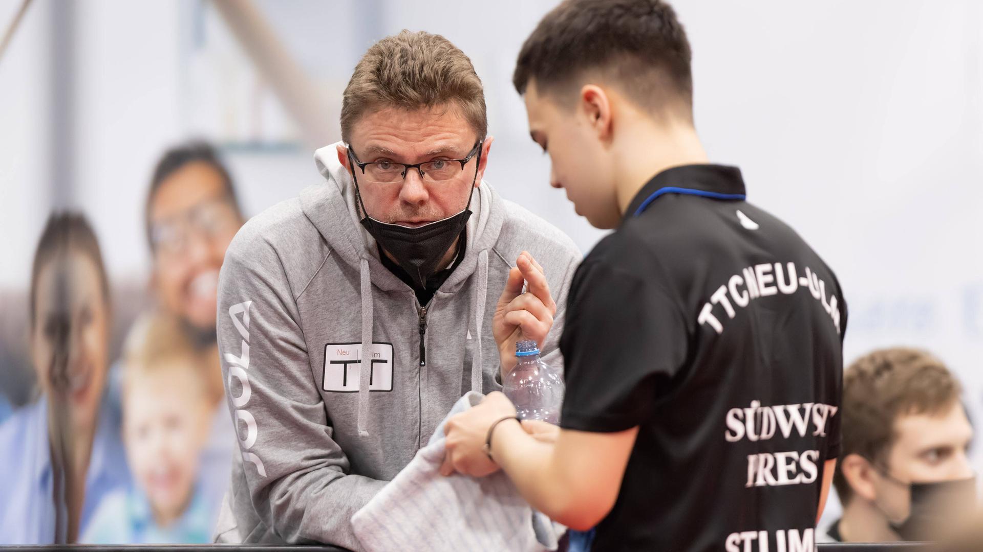 Dmitrij Mazunov (r.), Trainer des TTC Neu-Ulm, coacht seinen Spieler Kay Stümper.
