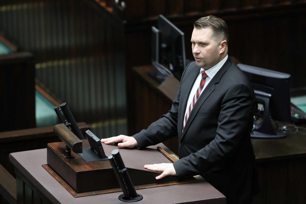 Premyslaw Czarnek am Rednerpult im polniscghen Parlament