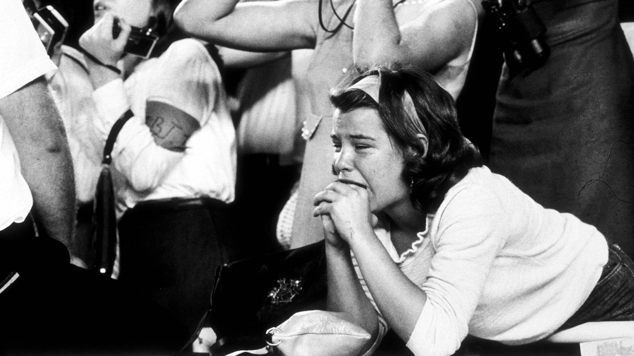 Weinendes Mädchen, Fan der Beatles, in New York bei einem Konzert, 1965. Weinendes Mädchen, Fan der Beatles, in New York bei einem Konzert, 1965.