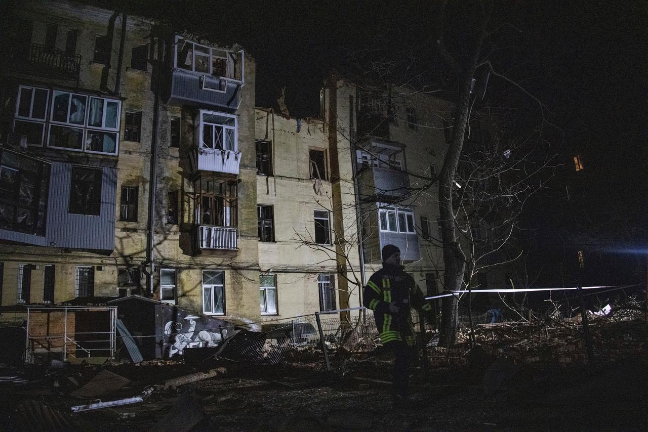 Charkiw: Ein Rettungssanitäter geht vor einem Wohnhaus im Stadtzentrum entlang, das von einer russischen Rakete getroffen wurde. 